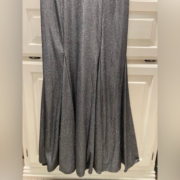 Gorgeous R&M RICHARDS evening gown, size 8. Worn once, in like-new condition. - Picture 9 of 13